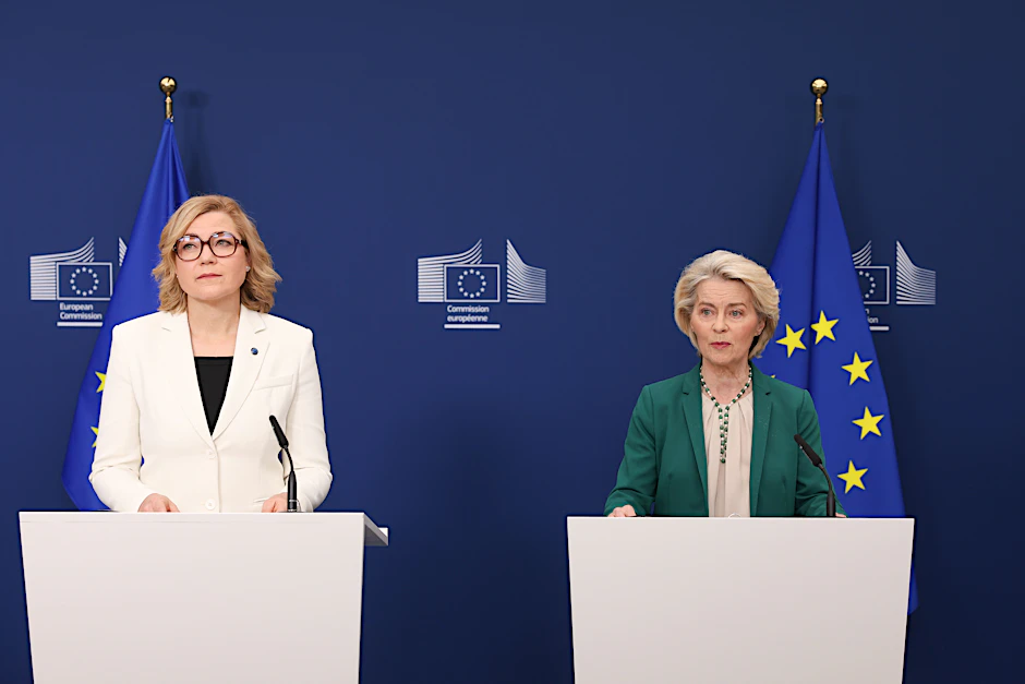 Die Präsidentin der EU-Kommission, Ursula von der Leyen (r.), und Henna Maria Virkkunen, Vizepräsidentin der EU-Kommission, zuständig für technologische Souveränität, Sicherheit und Demokratie (l.)