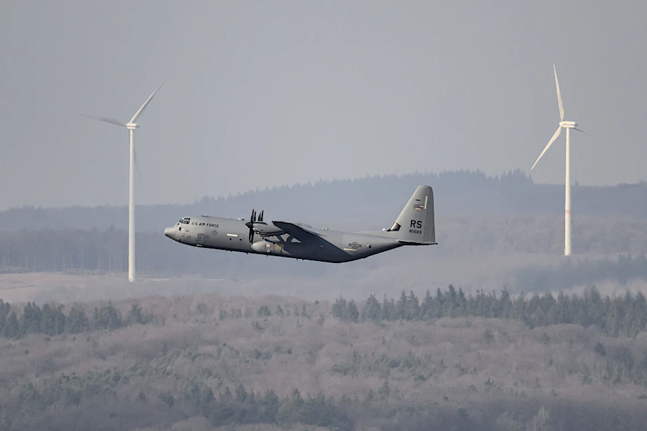 Eine Lockheed Martin C-130 Hercules der U.S. Air Force fliegt im Tiefflug in der Nähe der US-Airbase Ramstein vorbei.
