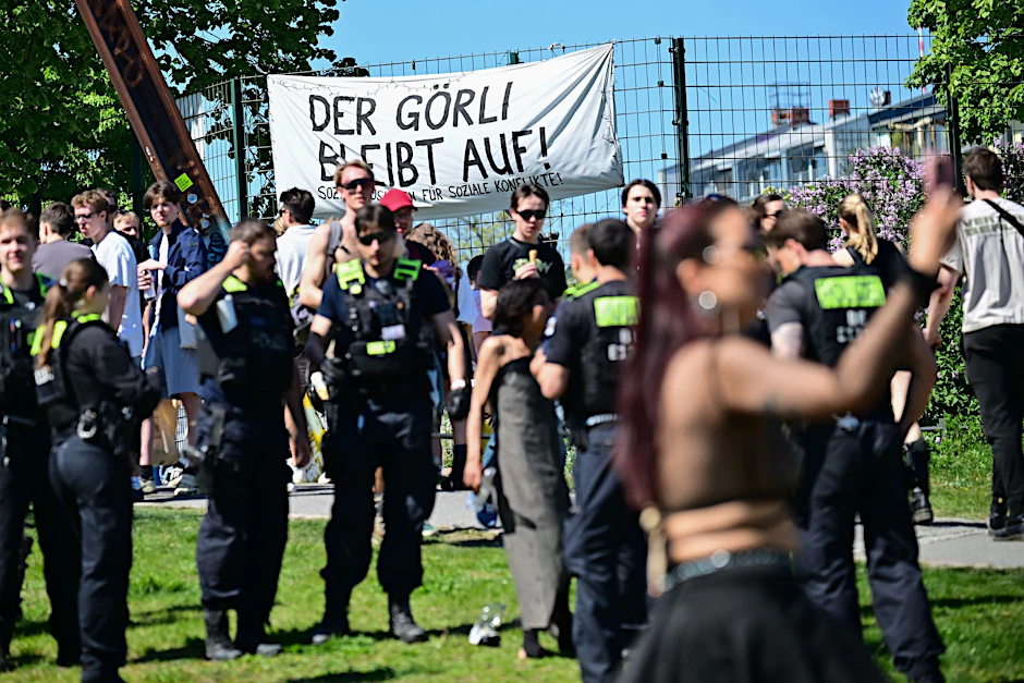 Tausende Menschen hielten sich am 1. Mai im Görlitzer Park auf, forderten u.a. „Der Görli bleibt auf“, wie auf diesem Plakat. Seit dem 1. März bleibt der Park in der Nacht geschlossen.