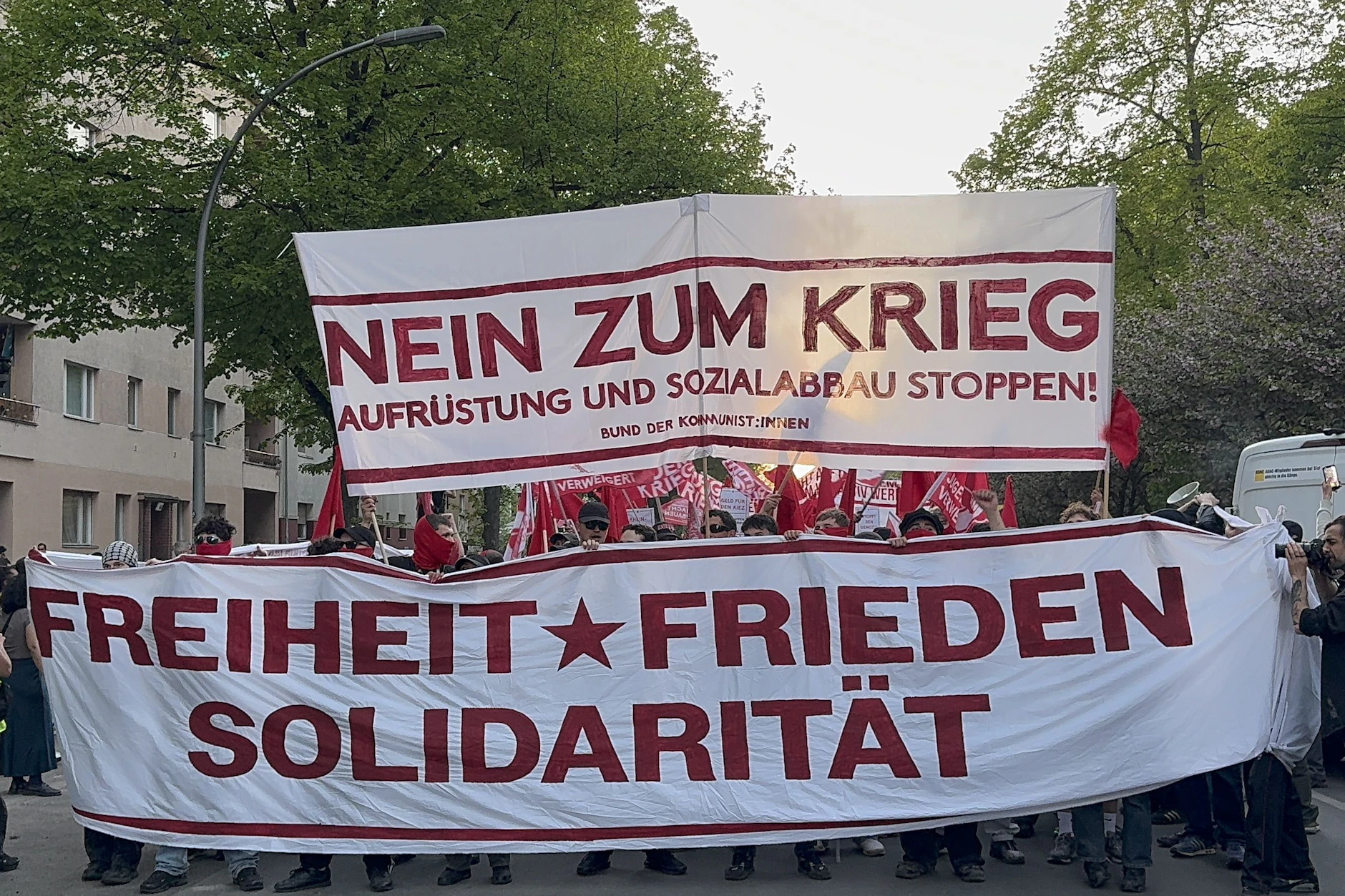 Die Revolutionsdemonstration am Abend hatte was von einer Partymeile.