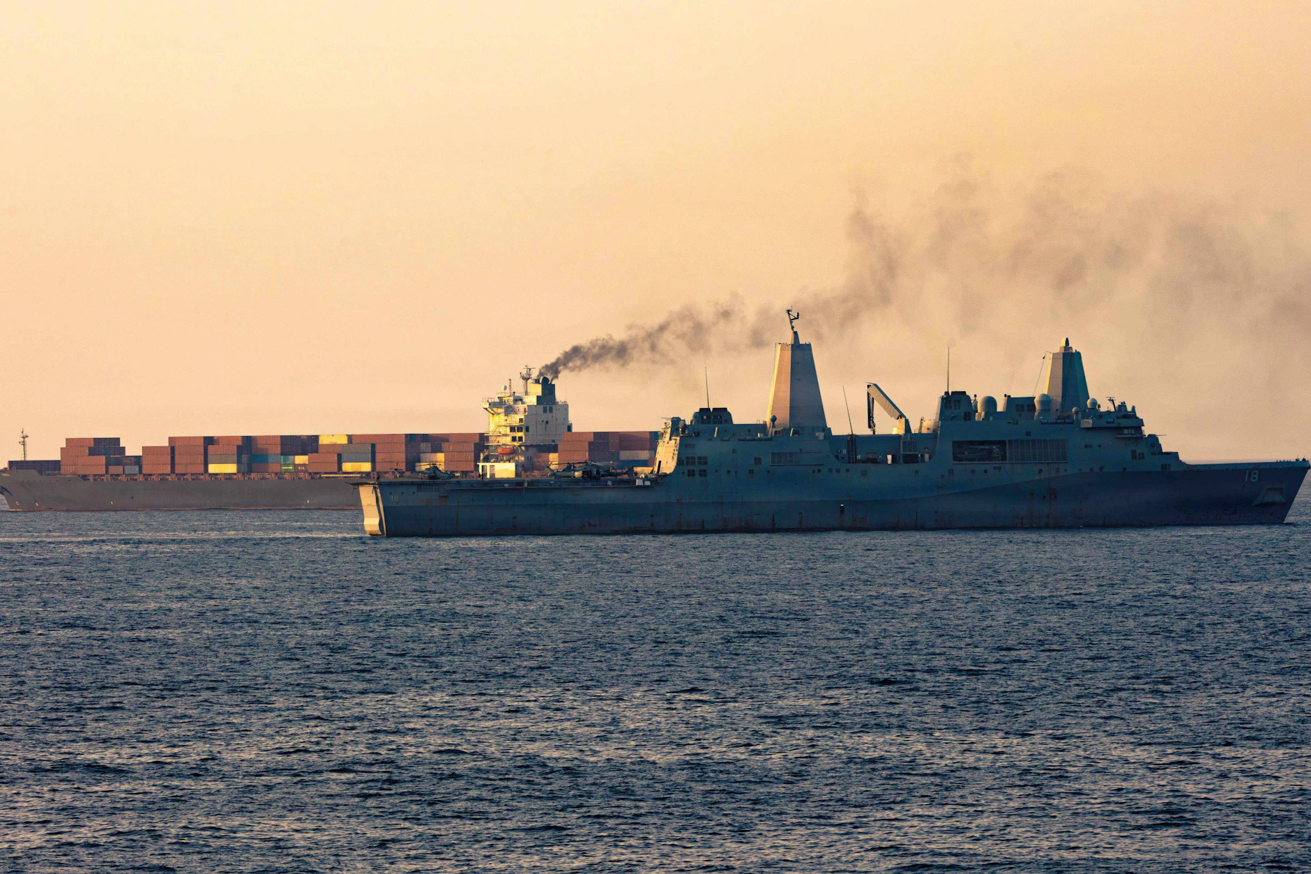 Ein US-Transportdockschiff begleitet Ende April ein iranisches Frachtschiff in der Straße von Hormus, nachdem es wegen Verstoßes gegen die Seeblockade geentert und beschossen wurde.