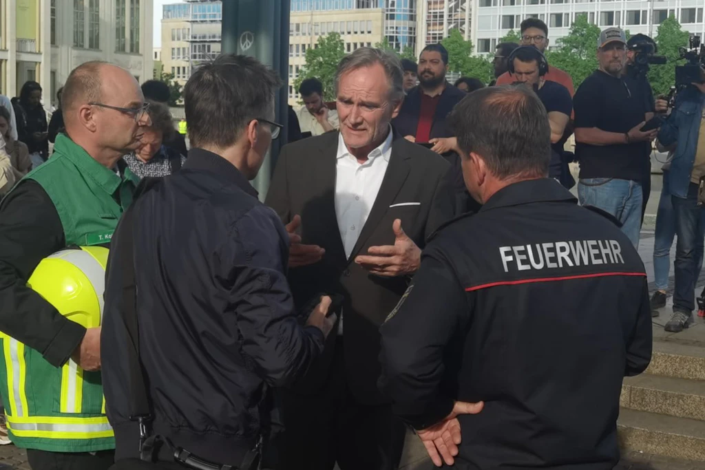 Leipzig-OB Burkhard Jung (SPD) ließ sich am Nachmittag vor Ort über das Lagebild informieren.
