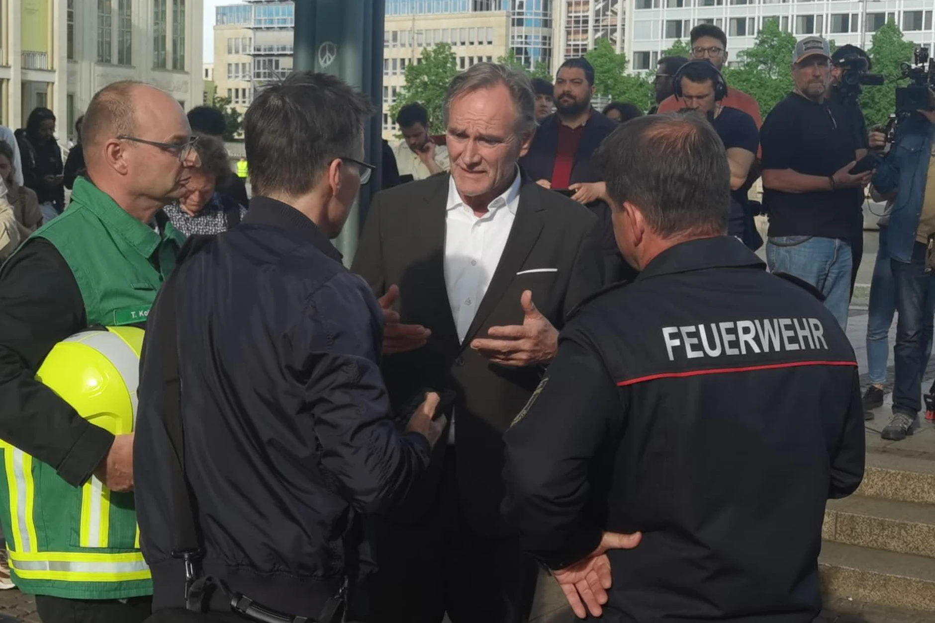 Leipzig-OB Burkhard Jung (SPD) ließ sich am Nachmittag vor Ort über das Lagebild informieren.