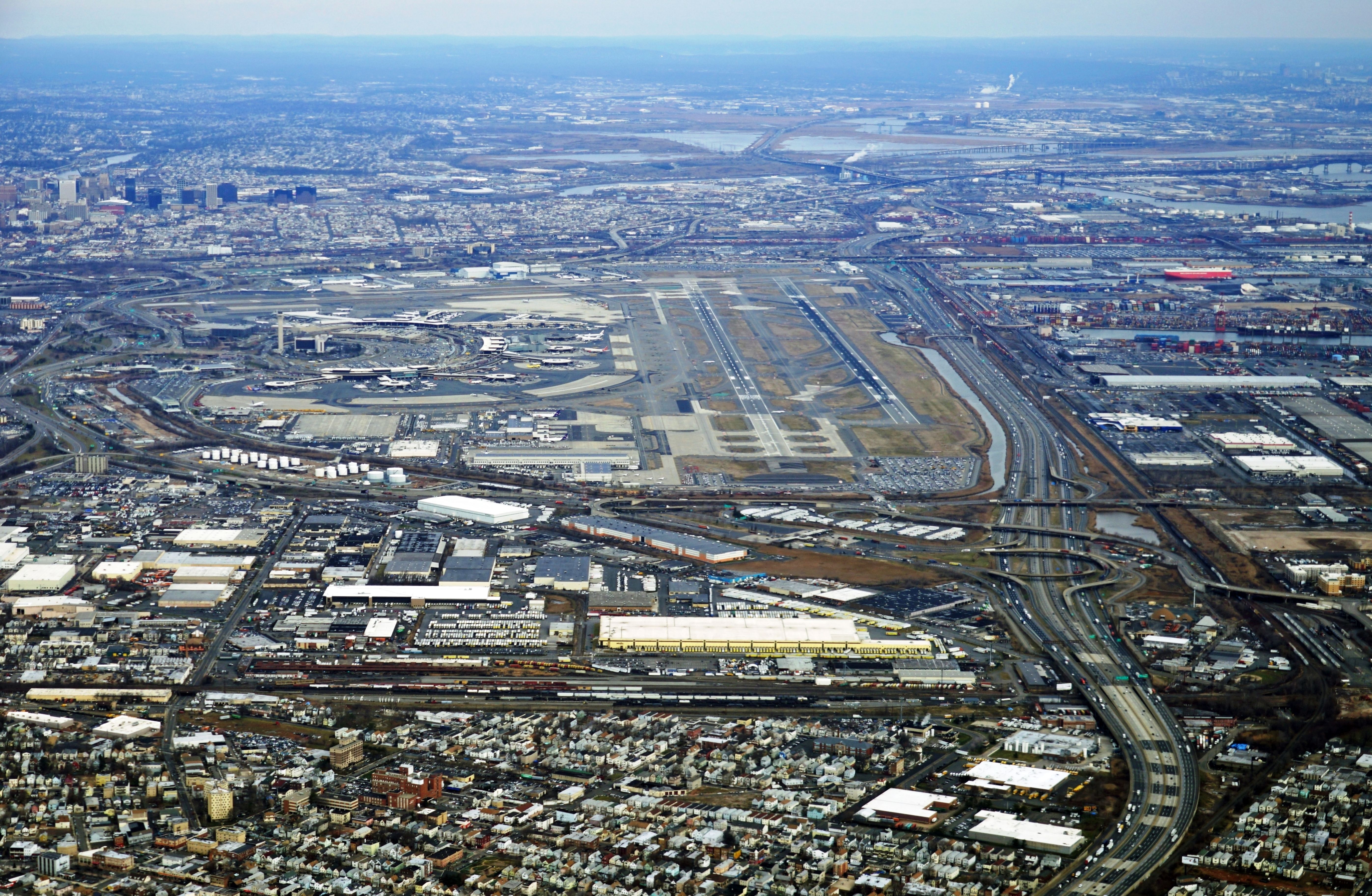 Unfall am New Yorker Flughafen Newark: United-Maschine reißt Laterne von Autobahn mit