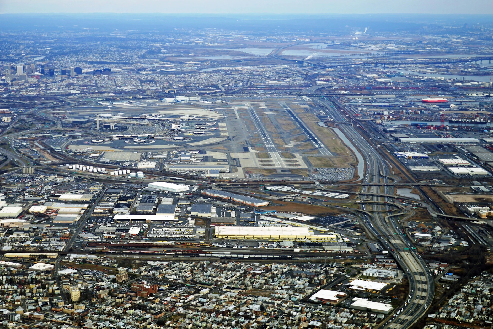 Luftaufnahme der New Jersey Turnpike und des Newark Liberty International Airport
