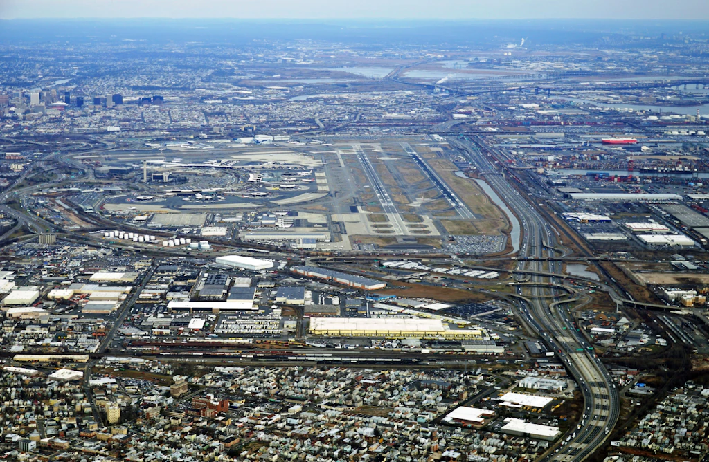 Unfall am New Yorker Flughafen Newark: United-Maschine reißt Laterne von Autobahn mit