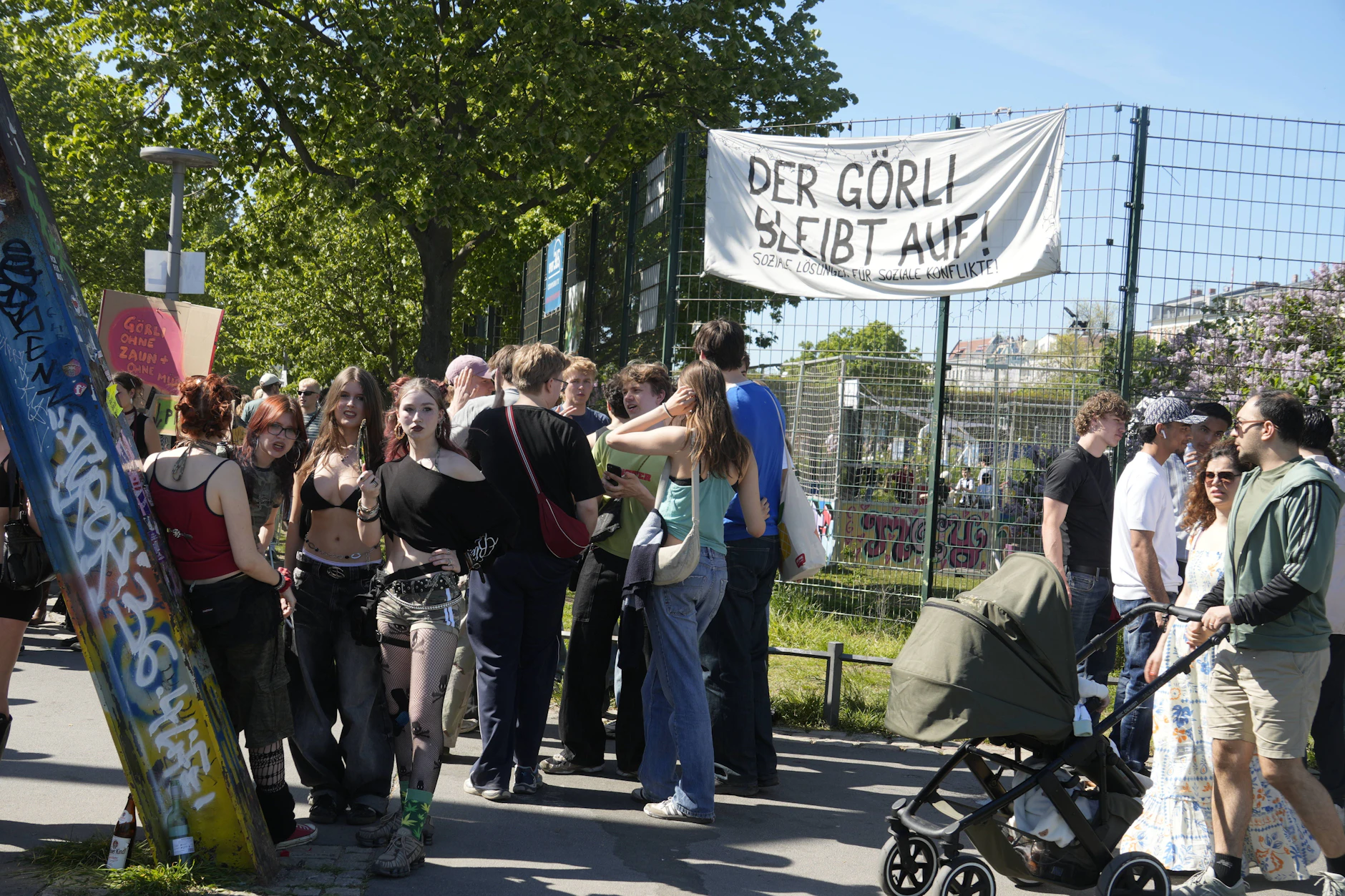 Das durchschnittliche Publikum am 1. Mai lächelt in die Kamera. Ist der Anblick sexy, stilvoll oder schon vulgär und geschmacklos?