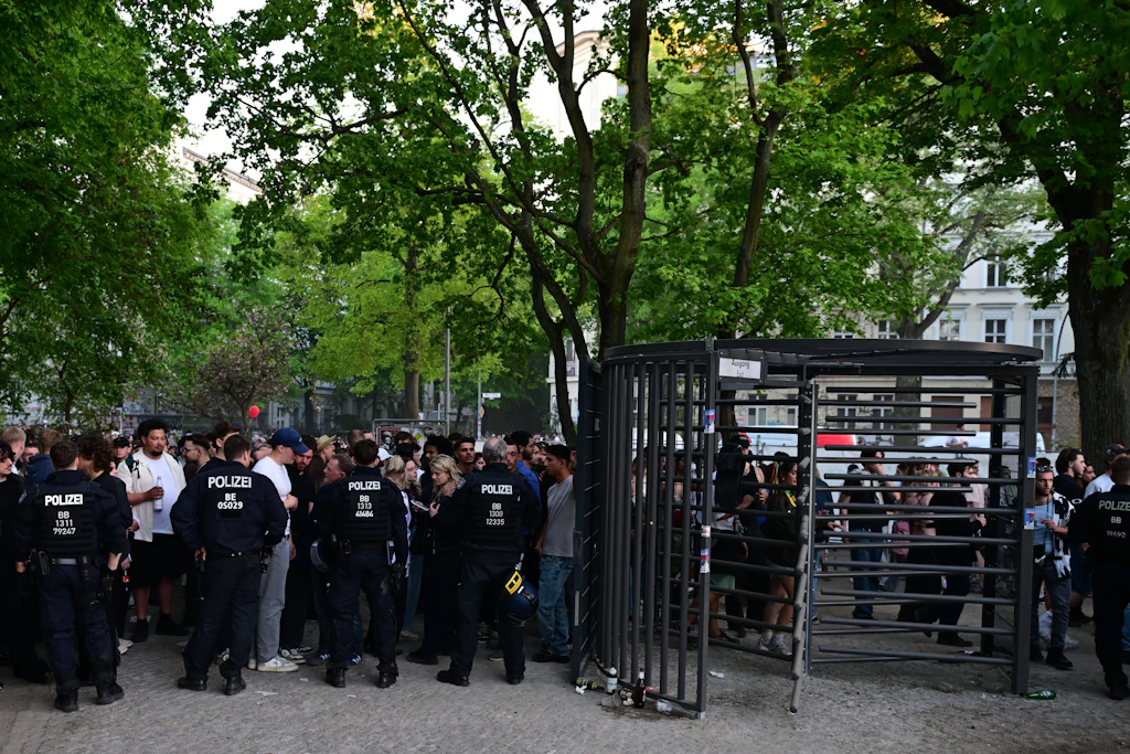 Viel los in Kreuzberg, Polizisten sperren den Eingang zum Görlitzer Park. 