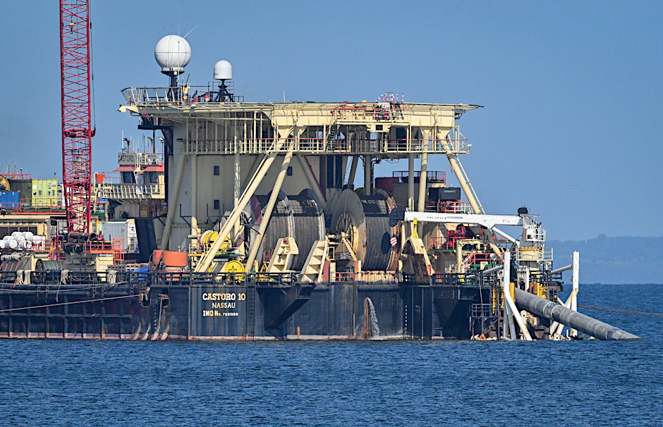 Das Pipeline-Verlegeschiff Castoro 10 bei einem früheren Einsatz im Jahr 2023 vor dem Strand von Lubmin