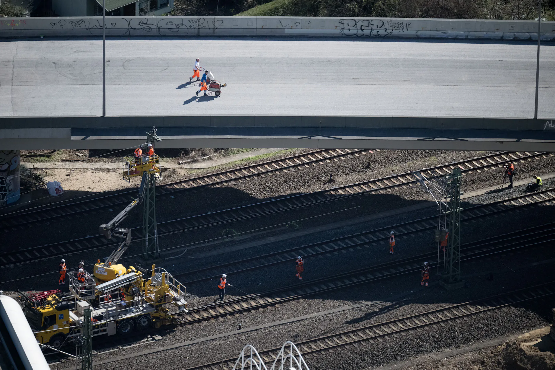 Auf der A100 dauern die Arbeiten an den Brücken weiterhin an.
