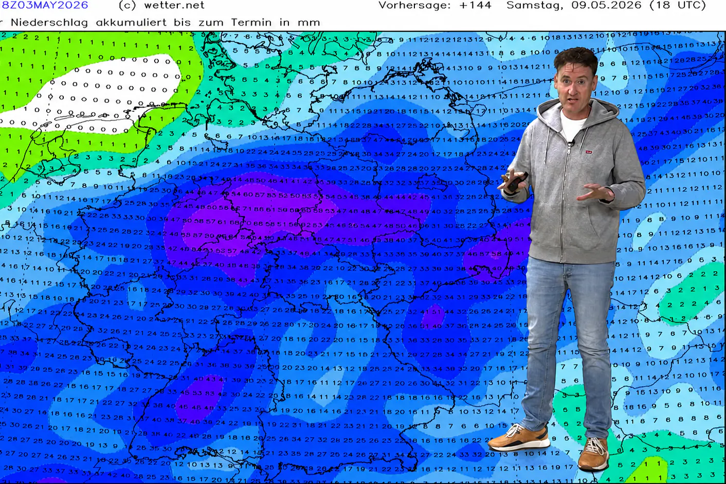 Der Meteorologe Dominik Jung steht vor der Wetterkarte, die Niederschläge ankündigt. Ein Tiefdruckgebiet, das viel Regen mitbringt, zieht über die Mitte Deutschlands.