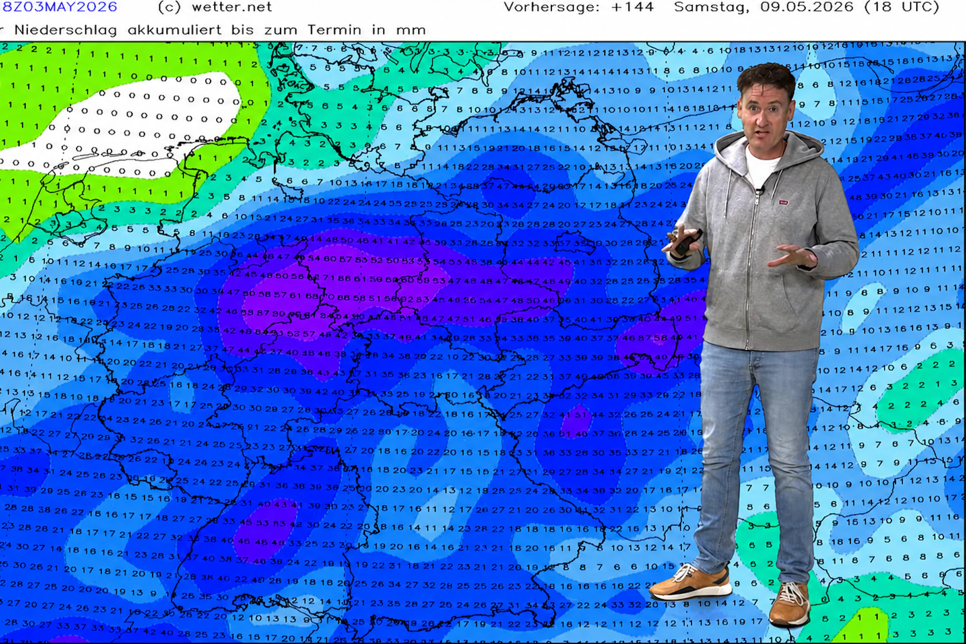 Der Meteorologe Dominik Jung steht vor der Wetterkarte, die Niederschläge ankündigt. Ein Tiefdruckgebiet, das viel Regen mitbringt, zieht über die Mitte Deutschlands.