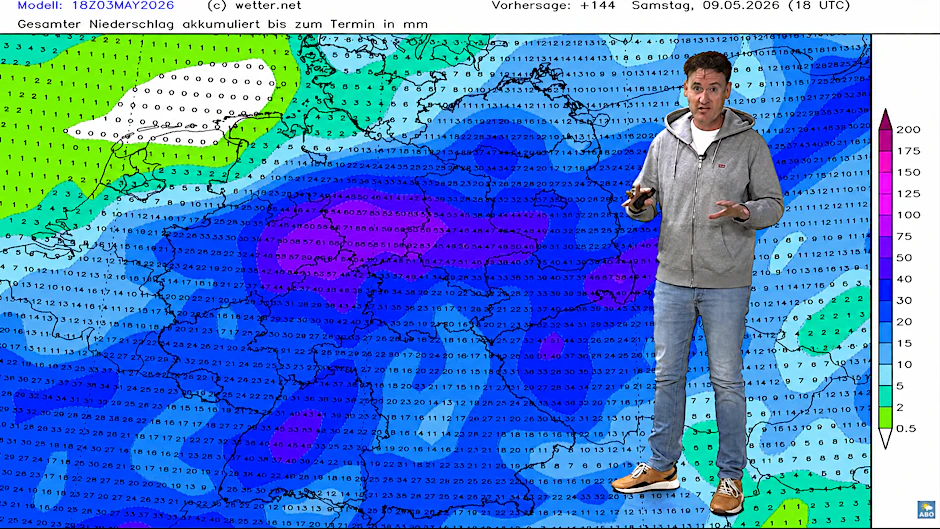 Der Meteorologe Dominik Jung steht vor der Wetterkarte, die Niederschläge ankündigt. Ein Tiefdruckgebiet, das viel Regen mitbringt, zieht über die Mitte Deutschlands.