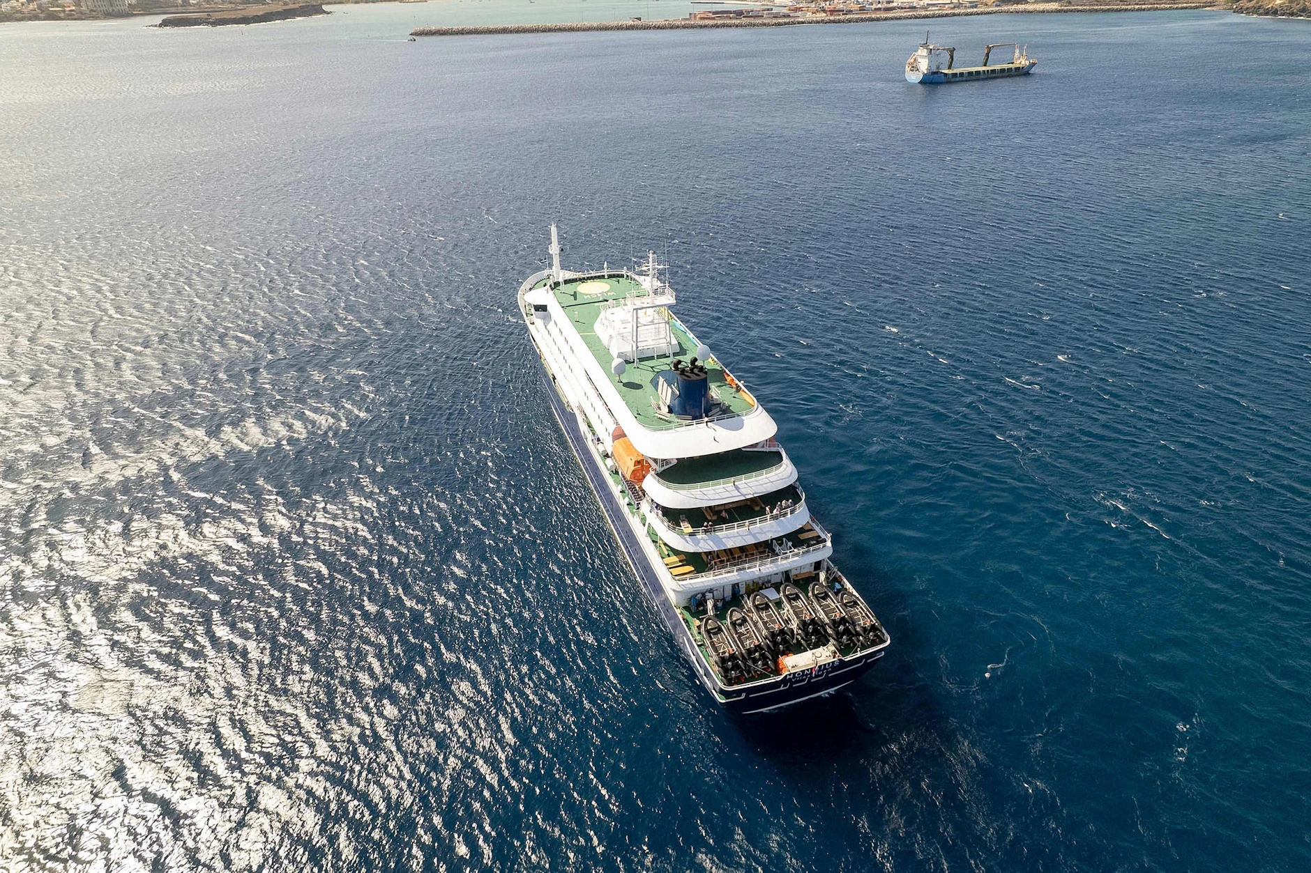 Luftaufnahme der "MV Hondius" vor Kap Verde – das Schiff durfte den Hafen zunächst nicht anlaufen. 