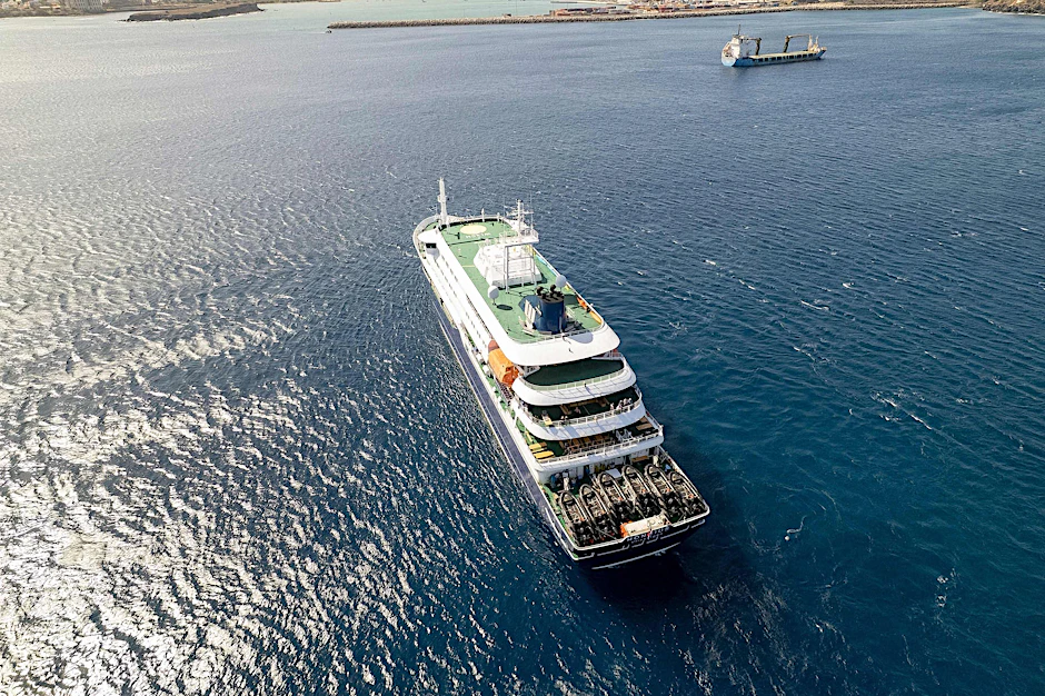Luftaufnahme der „MV Hondius“ vor Kap Verde – das Schiff darf den Hafen zunächst nicht anlaufen.