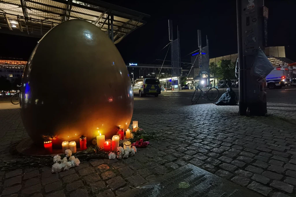 Am Augustusplatz wurden erste Kerzen aufgestellt.