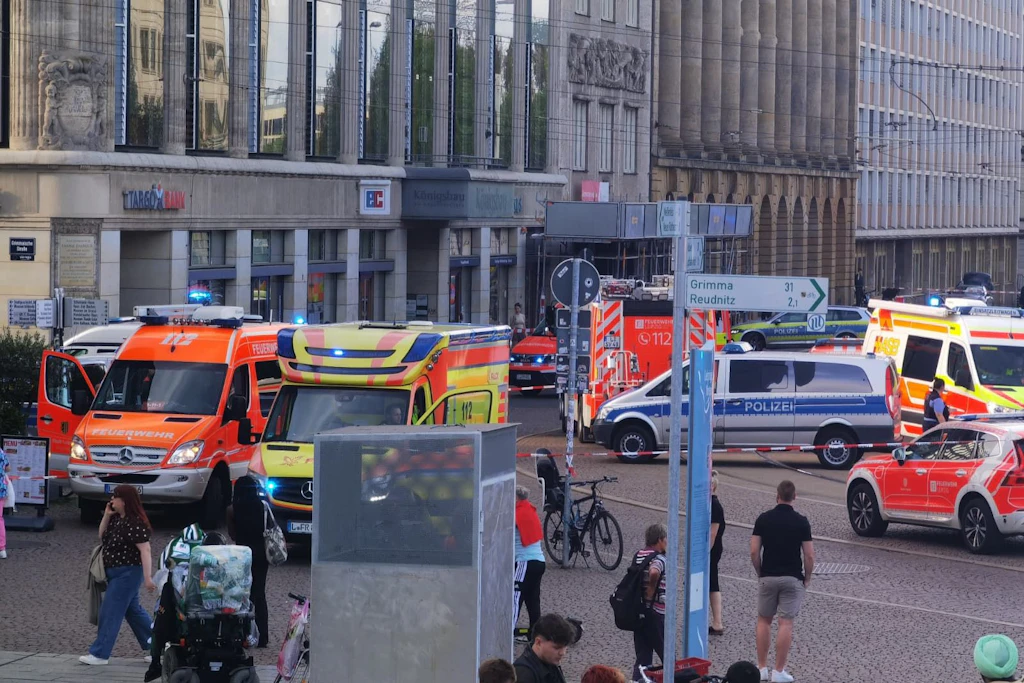 Mehrere Einsatzfahrzeuge von Polizei, Rettungsdienst und Feuerwehr waren am späten Nachmittag in der Leipziger Innenstadt im Einsatz.
