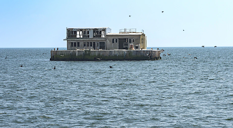 Nur Kormorane und Möwen wohnen hier zurzeit: das künstliche Eiland Ostervilm, einst von der DDR-Volksmarine gebaut.