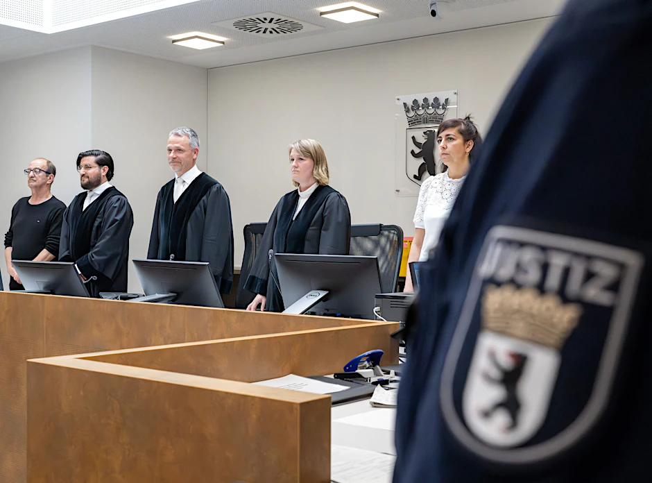 Der Vorsitzende Richter Wulf Burchards (M) sowie seine Beisitzer und Schöffen vor Prozessbeginn gegen sieben junge Männer.