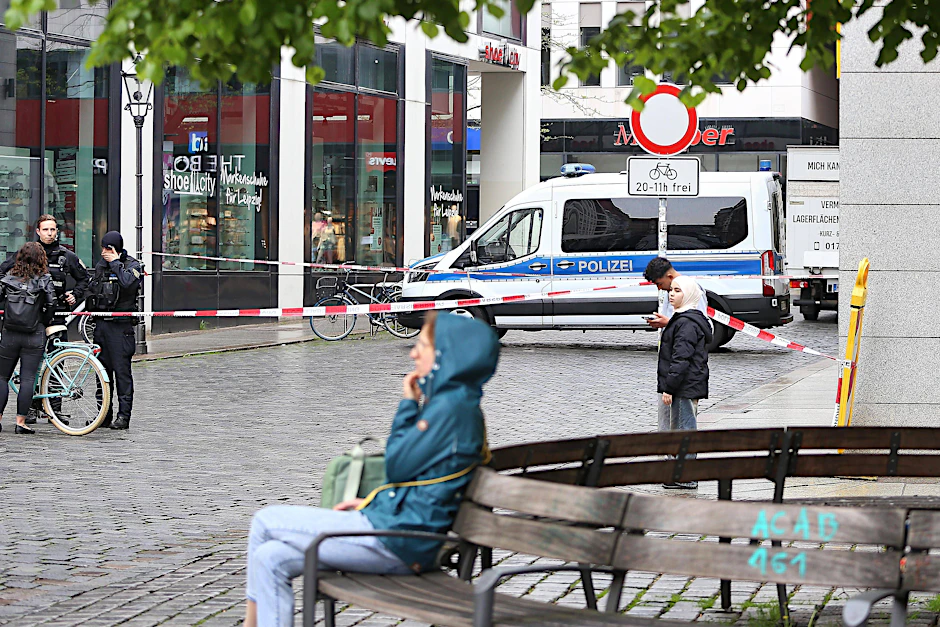 Nachdem am Montag in Leipzig ein Auto in eine Menschenmenge fuhr, ist der Tatort Grimmaische Straße noch immer gesperrt.