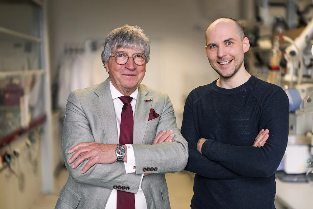 Prof. Dieter Schinzer (Uni Magdeburg) und Jun.-Prof. Adrian Press (Uniklinikum Jena, v.l.n.r.) forschen an einem neuen Ansatz gegen Lungeninfektionen.