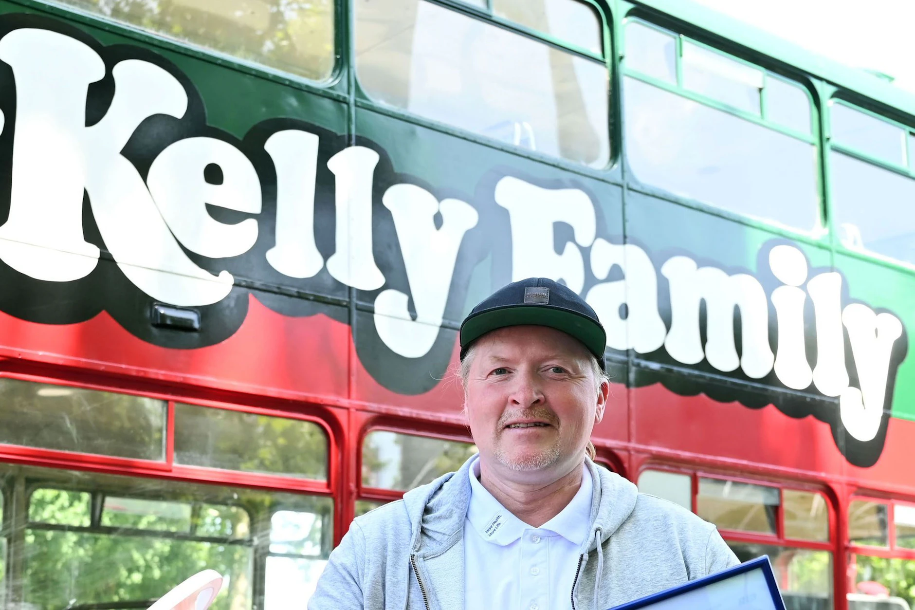 Joey Kelly vor dem frisch restaurierten Kult-Bus der Kelly Family – das Fahrzeug von 1957 ist nach jahrzehntelangem Stillstand wieder straßentauglich.