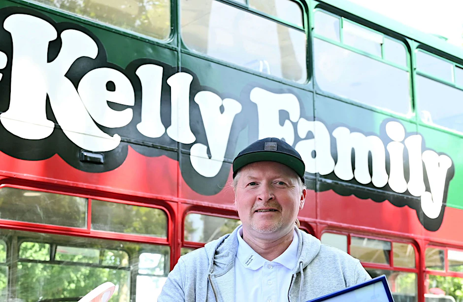 Joey Kelly vor dem frisch restaurierten Kult-Bus der Kelly Family – das Fahrzeug von 1957 ist nach jahrzehntelangem Stillstand wieder straßentauglich. 