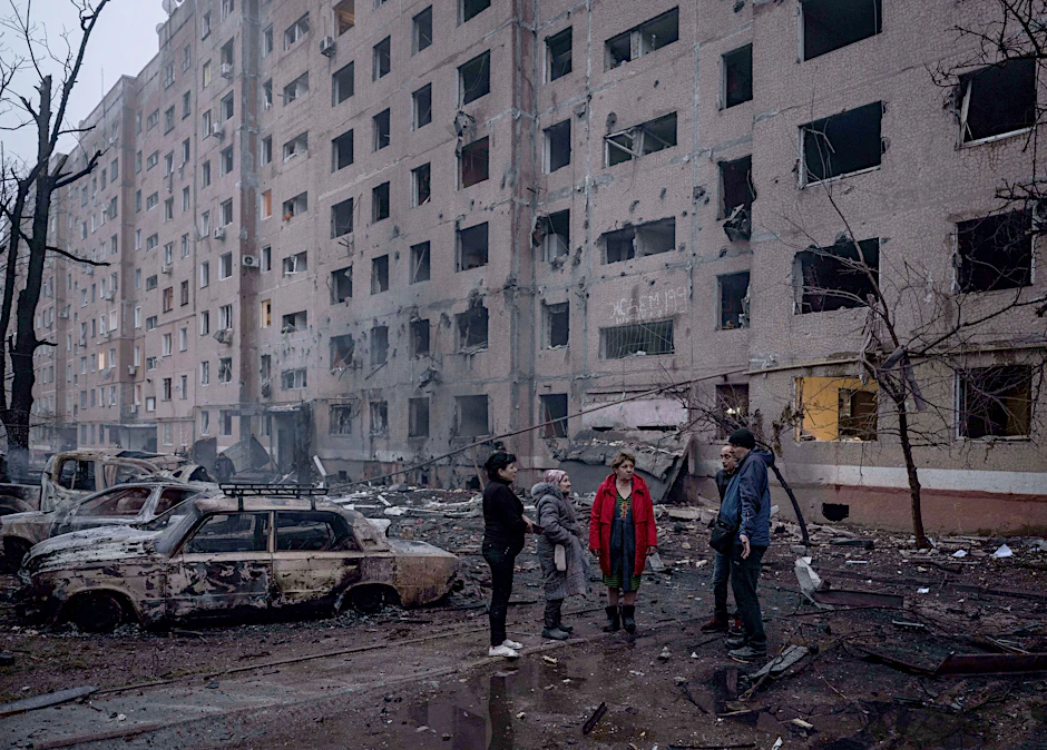 Anwohner in Kramatorsk stehen nach einem früheren Angriff vor einem beschädigten Wohngebäude (Archivbild)