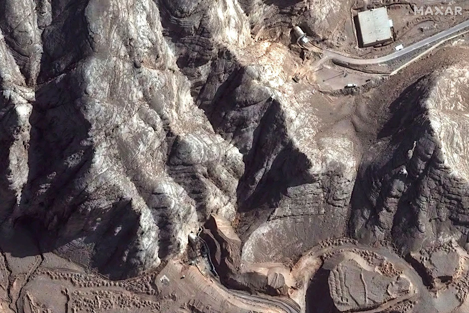 Ein Satellitenbild vom 24. Juni 2025 zeigt die Tunneleingänge des Isfahan Nuclear Technology Center im Iran nach den jüngsten Luftangriffen.