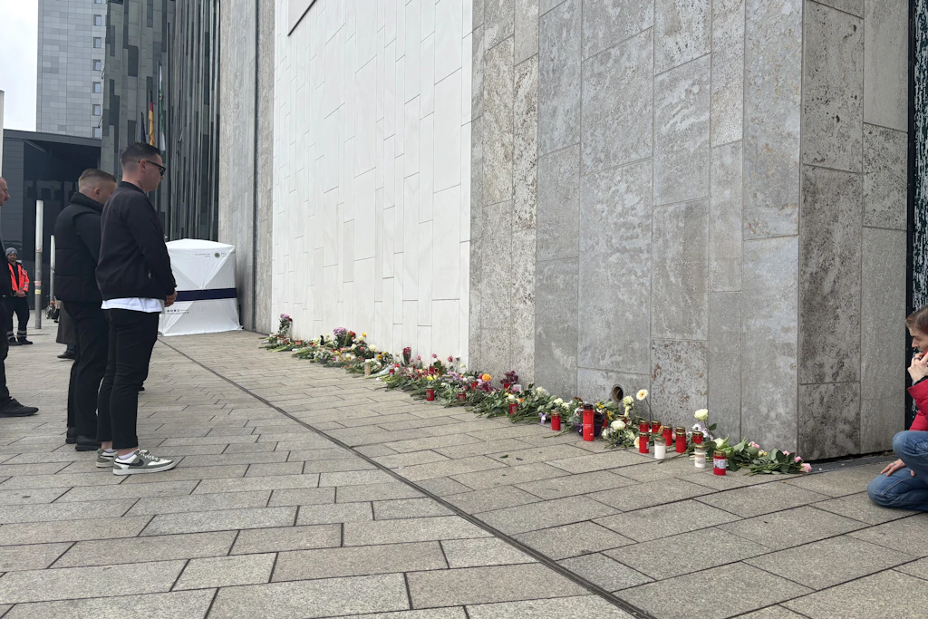 In der Leipziger Innenstadt legen Menschen Blumen und Kerzen nieder.