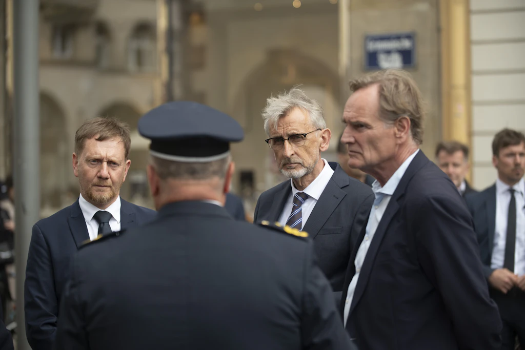 Ministerpräsident Michael Kretschmer, Innenminister Schuster und OB von Leipzig, Burkhard Jung (v.l.), informieren sich über die Lage.