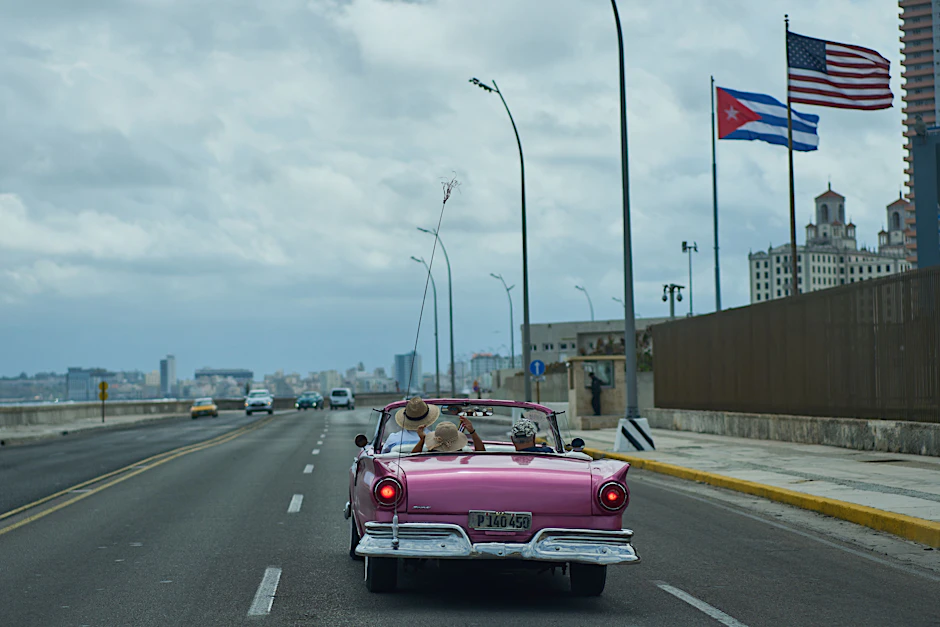 Ein US-Oldtimer transportiert Touristen an der US-Botschaft in Havanna vorbei.