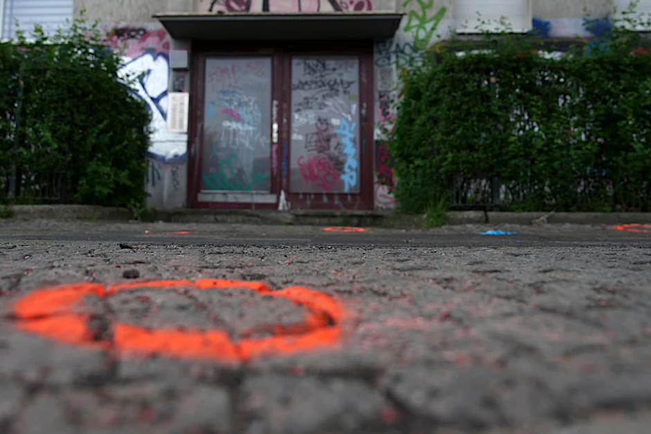 Orange Kreise markieren auf dem Fußgängerweg die Arbeit der Spurensuche in der Yorckstraße in Schöneberg.