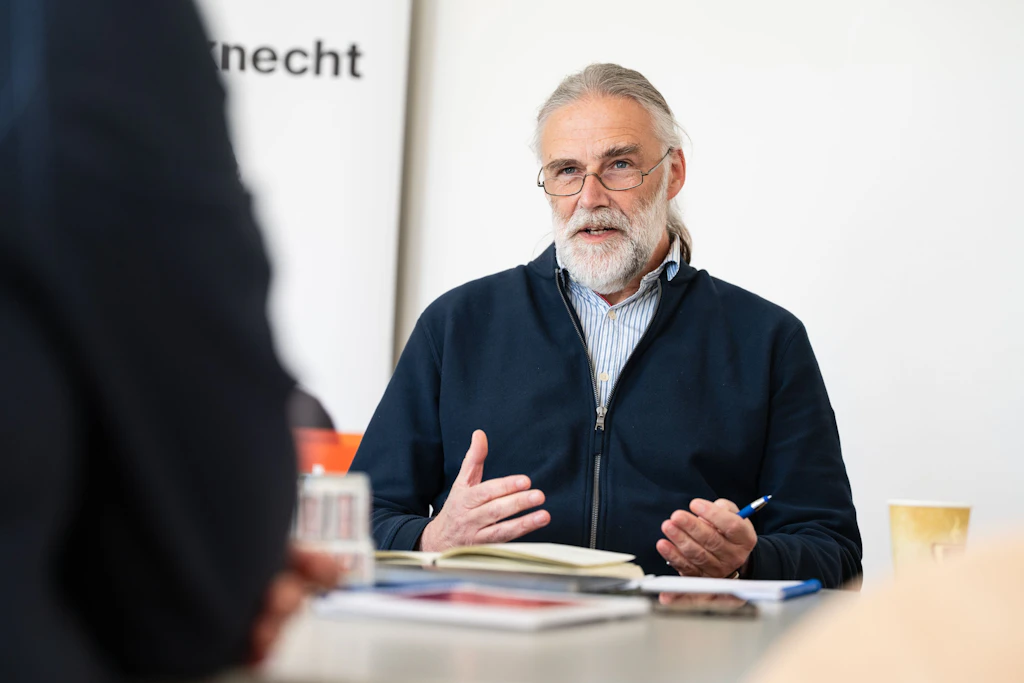 Der BSW-Landesvorsitzende und Spitzenkandidat für die Landtagswahl in Mecklenburg-Vorpommern Peter Schabbel im Büro des BSW-Landesverbandes in Parchim.