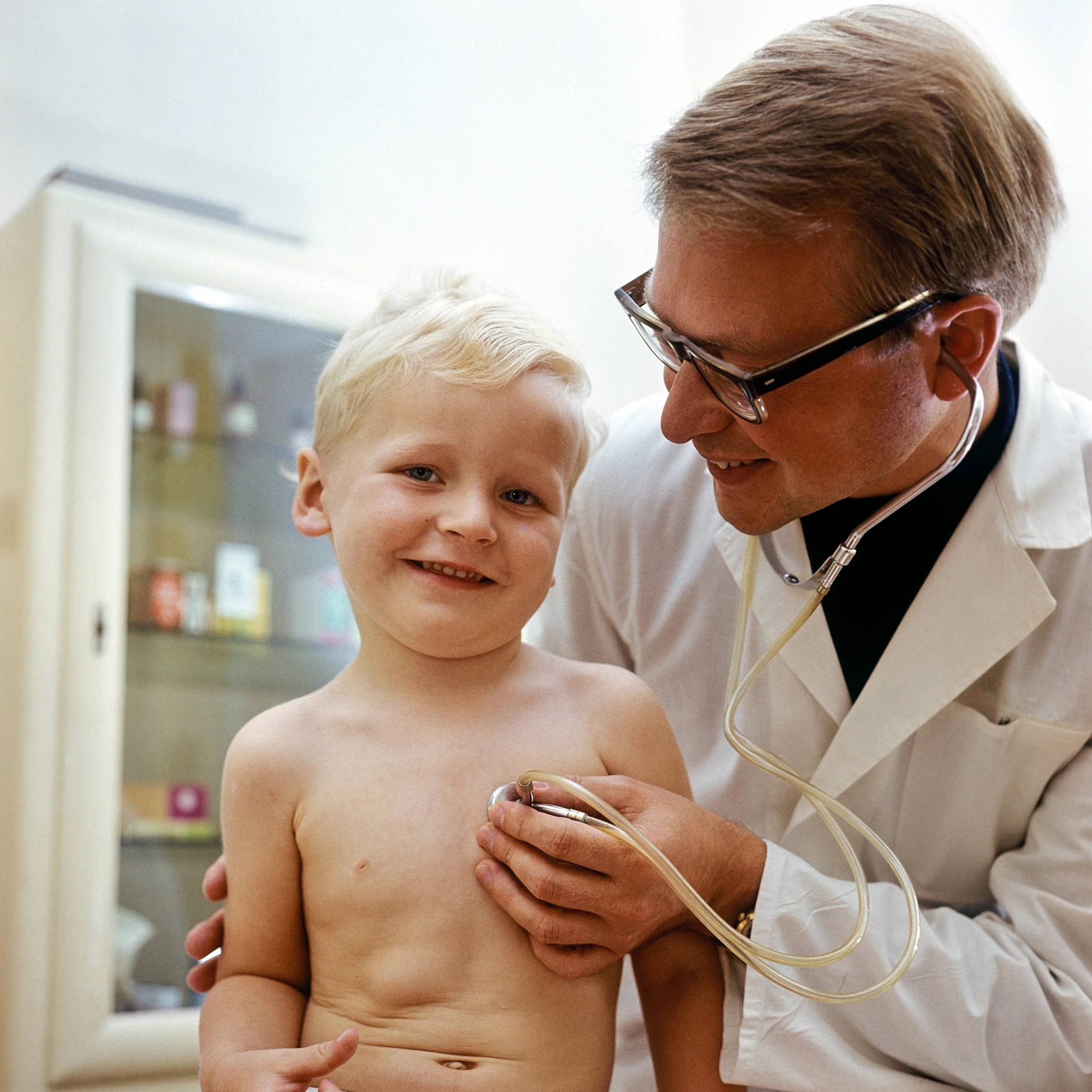 Ein DDR-Kinderarzt horcht ein Kind ab. Ärzte verdienten damals 1600 bis 2200 Mark.