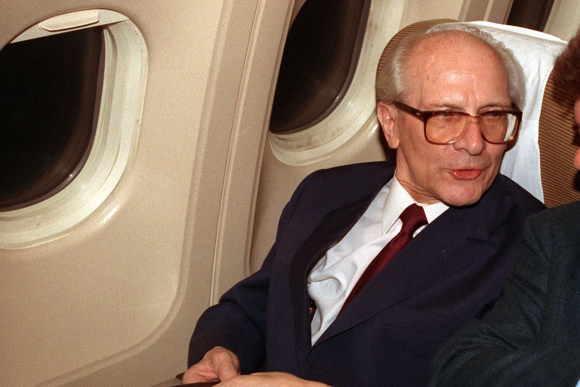 Der frühere DDR-Staats- und Parteichef Erich Honecker verlässt Deutschland und fliegt am 13. Januar 1993 zu Frau und Tochter nach Chile.