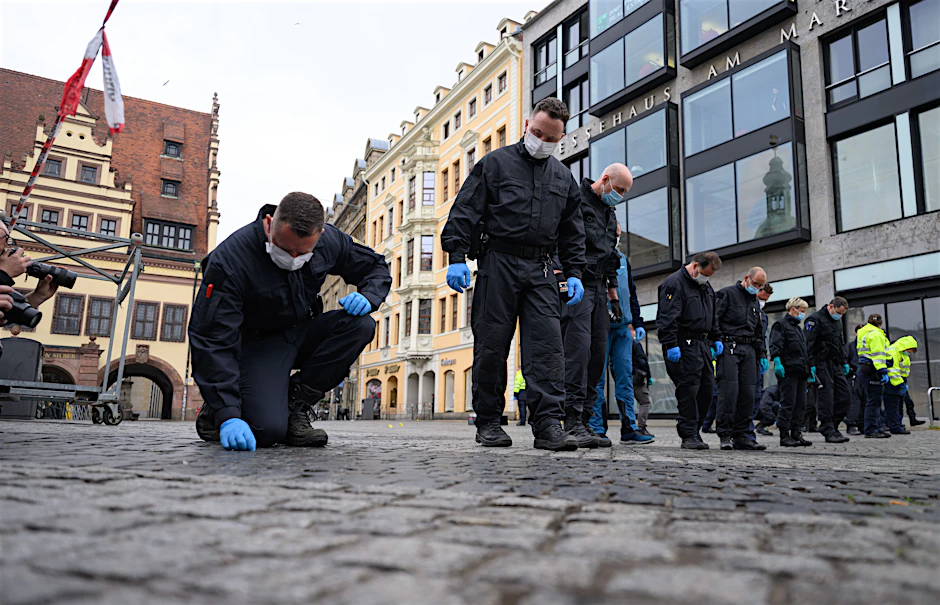 Polizei sichert Spuren nach Amokfahrt in Leipzig.