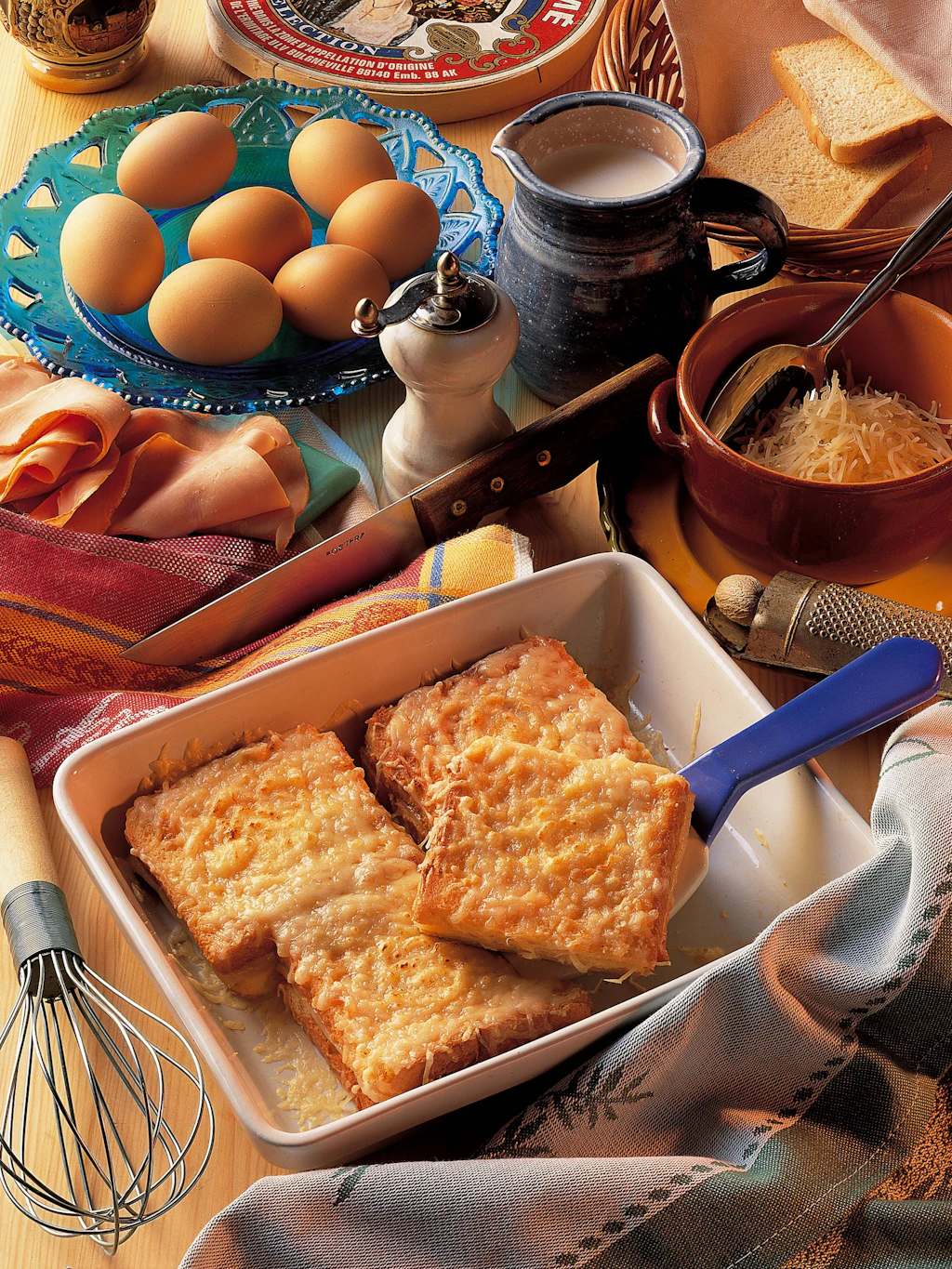 DDR-Fernsehkoch Kurt Drummer hat viele Rezepte für überbackene Schnitten entwickelt. Eier durften in der Rezeptur meist nicht fehlen.