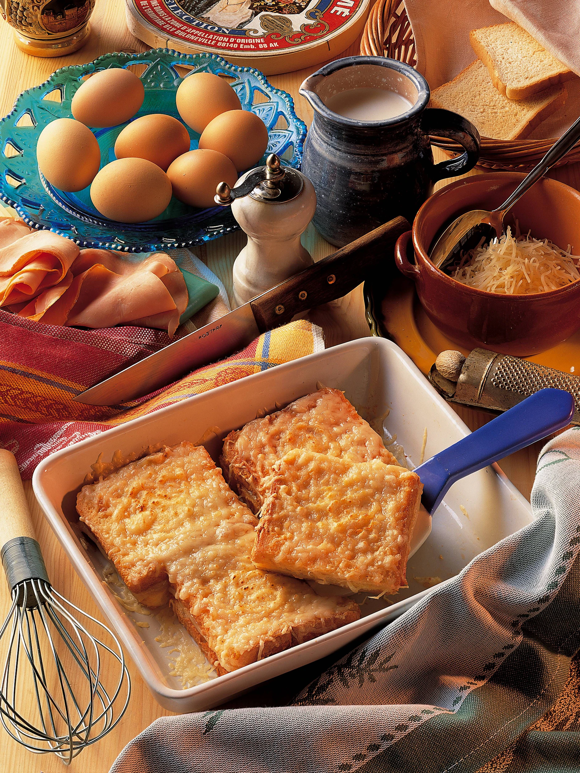 DDR-Fernsehkoch Kurt Drummer hat viele Rezepte für überbackene Schnitten entwickelt. Eier durften in der Rezeptur meist nicht fehlen.