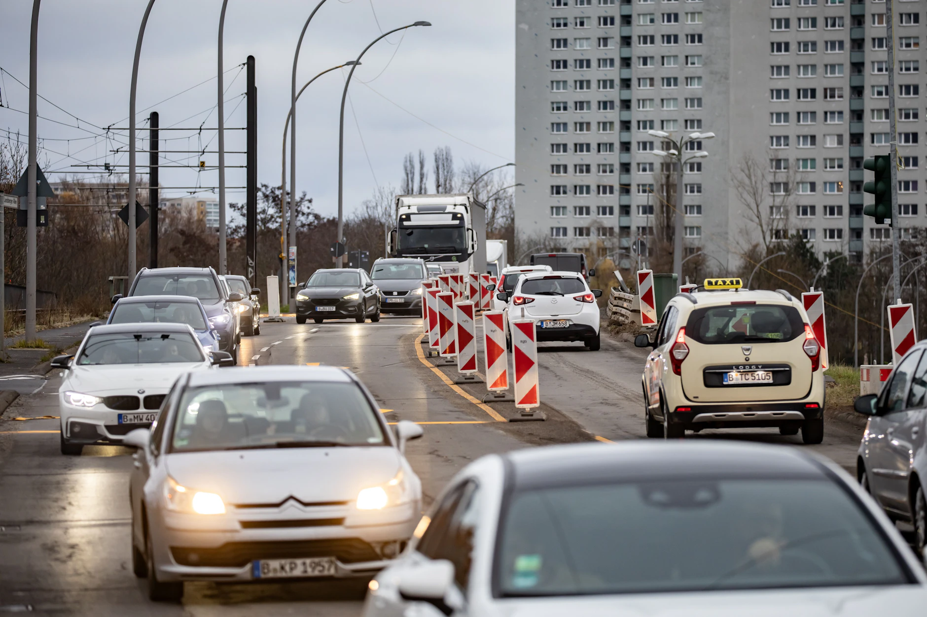 Kontenpunkt Landsberger/Märkische Allee.  Schon tagsüber ist der Verkehrslärm eine Zumutung.