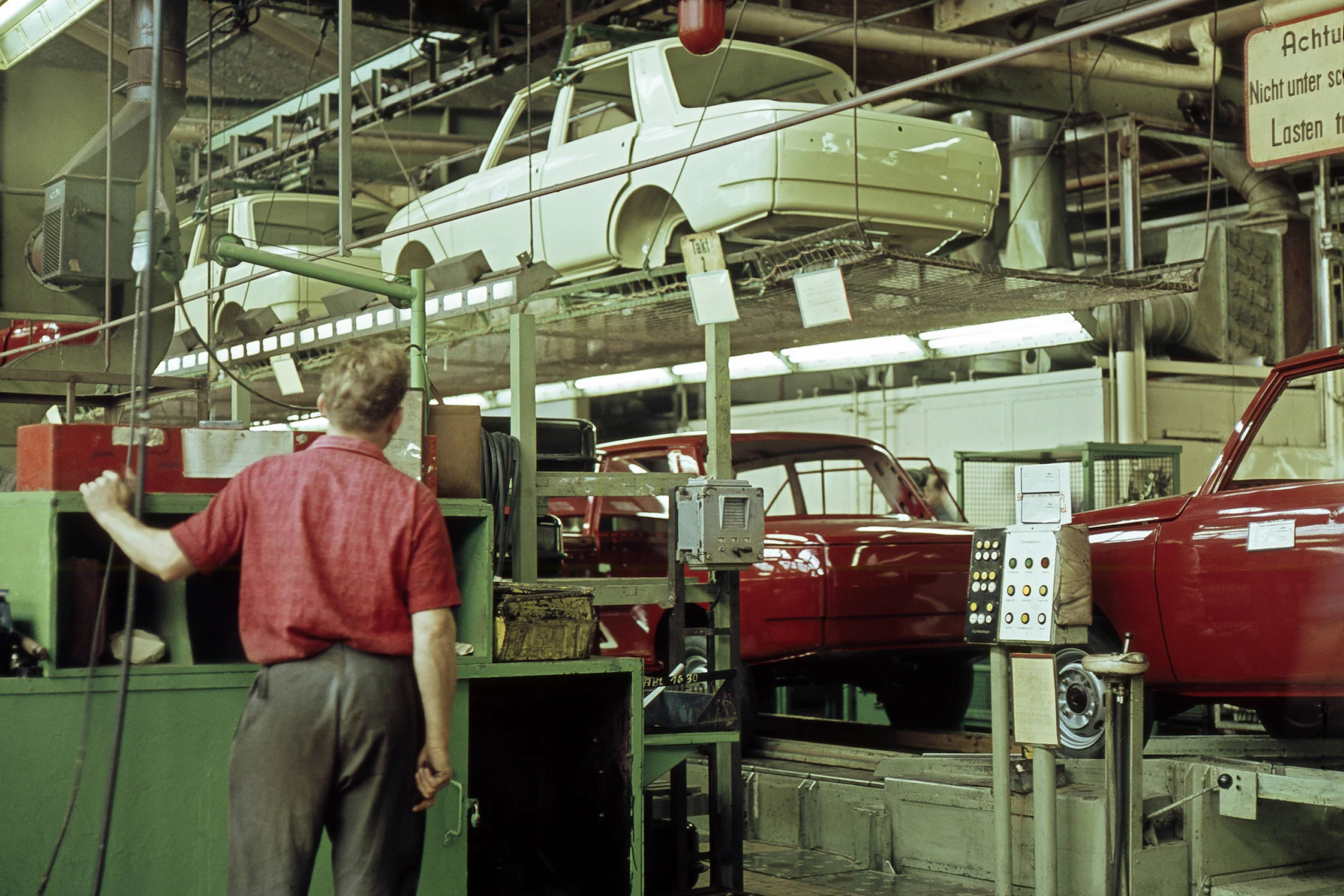Ein Arbeiter am Montageband mit Wartburg-Limousinen im VEB Automobilwerk Eisenach. Ende der 80er-Jahre verdienten Industriearbeiter in der DDR 1000 bis 1400 Mark.