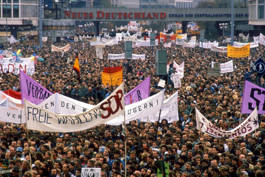 Demonstration für freie Wahlen auf dem Alexanderplatz am 4. November 1989.