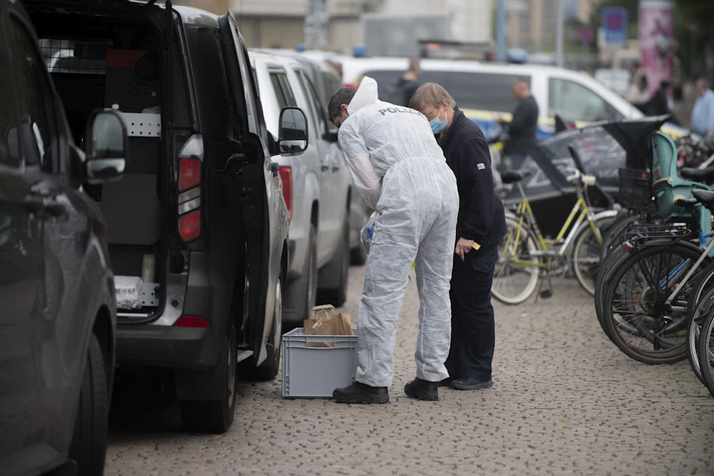 Die Forensiker verlassen am Dienstagnachmittag den Tatort.