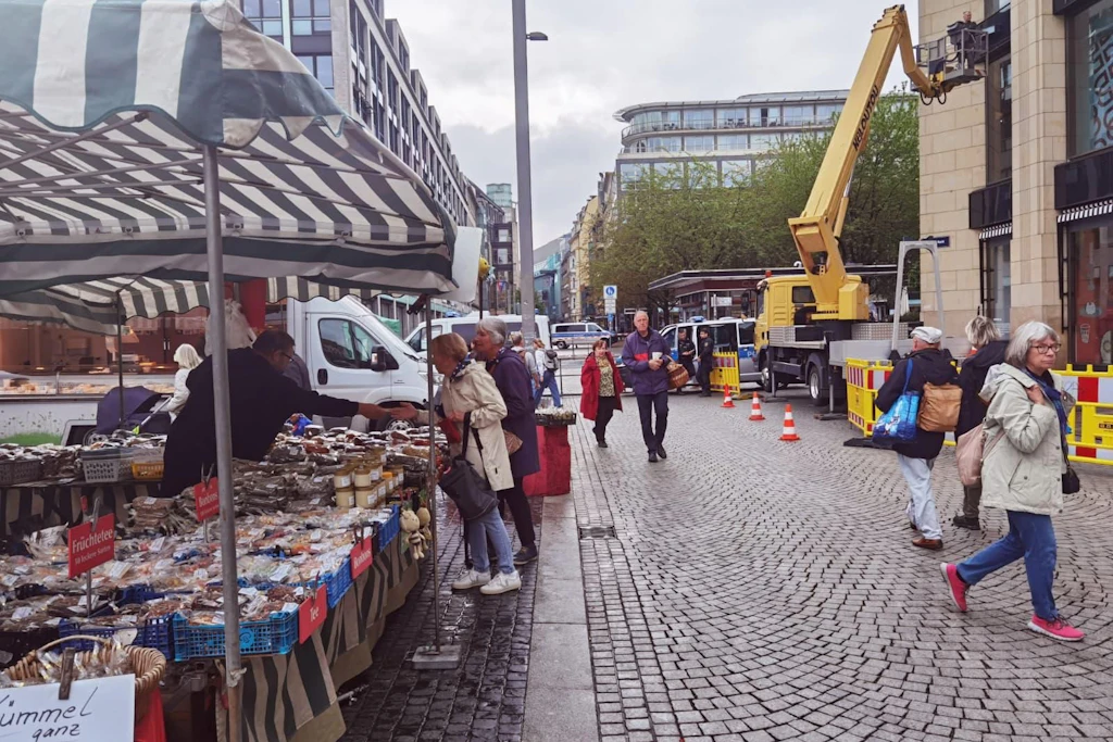 Auf dem Marktplatz in Leipzig geht das Leben am Dienstag weiter.