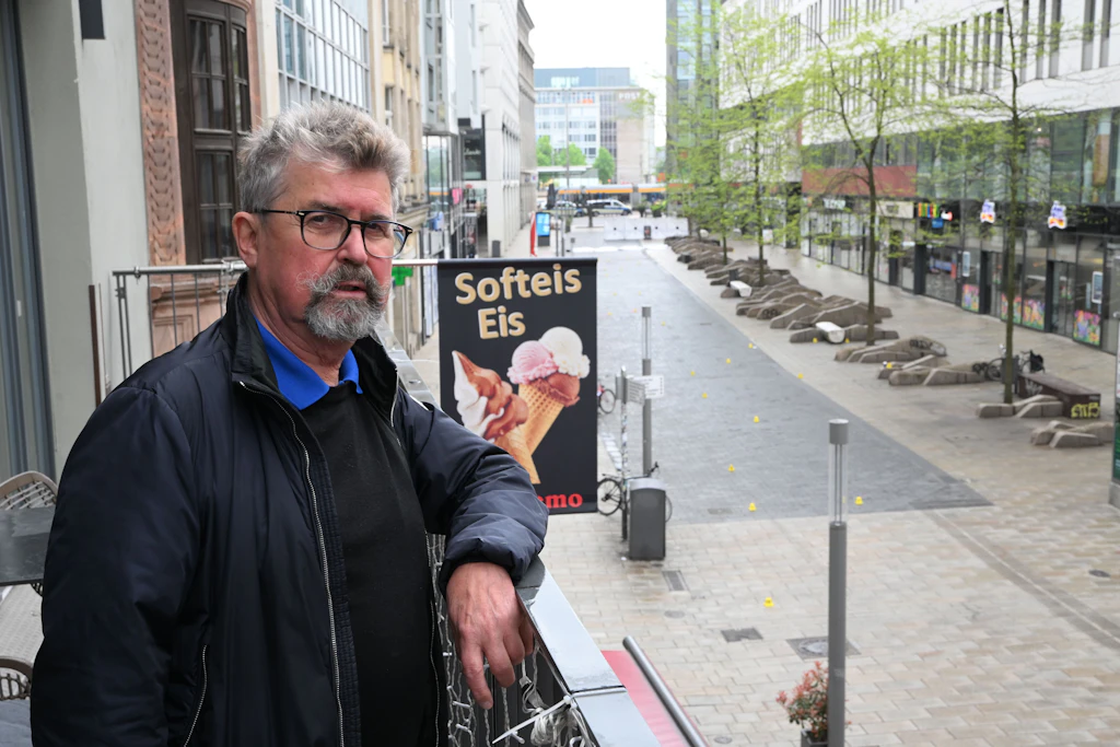 Der gesperrte  Freisitz des Restaurants „Zenchi Asian“ in der Nikolaistraße wurde durch die Polizei freigegeben, das „San Remo“ in der Grimmaischen Straße bleibt vorerste geschlossen.  Wiedenmanns Restaurant „Pascucci“ - vor dem das Tatfahrzeug stoppte - darf er nach wie vor nicht betreten.