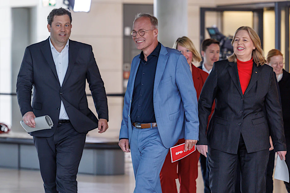 Statement der SPD-Führung mit Finanzminister Lars Klingbeil (l.), dem Fraktionsvorsitzenden Matthias Miersch und Arbeitsministerin Bärbel Bas (r.) zur Zwischenbilanz nach einem Jahr Regierung: „Erfolge, die sich sehen lassen können.“