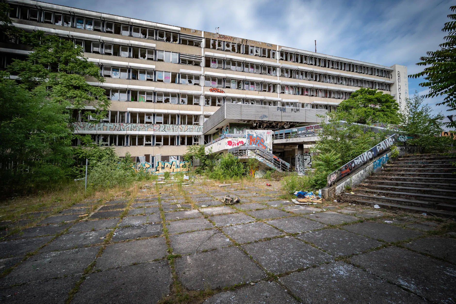 Auch im nahe gelegenen Stasi-Krankenhaus in Berlin- Buch tummeln sich heute Abenteurer und Lost-Place-Touristen.