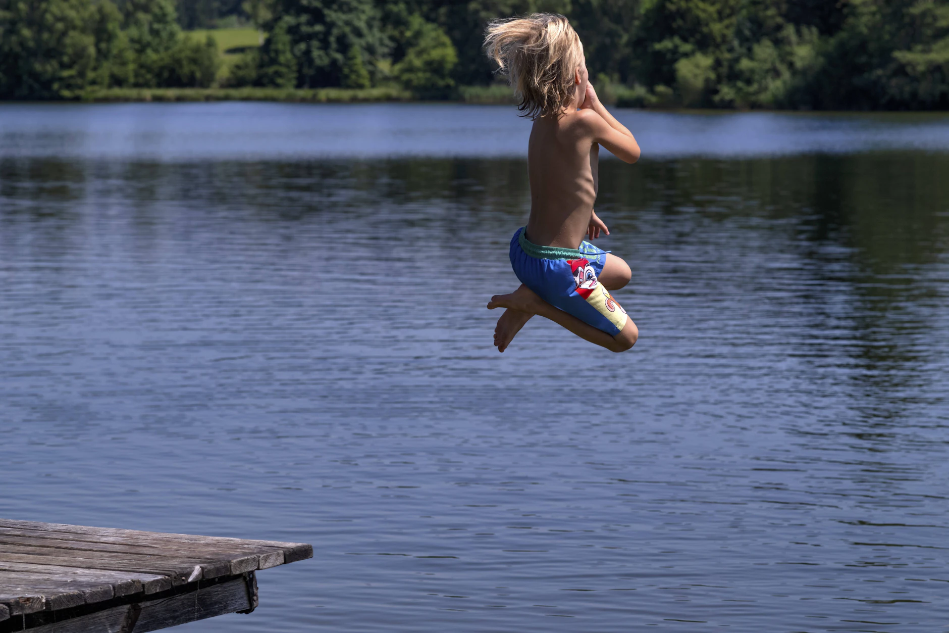 Eltern sollten darauf achten, dass ihre Kinder nach dem Planschen in Badeseen gründlich abgeduscht werden und das Wasser möglichst nicht trinken.