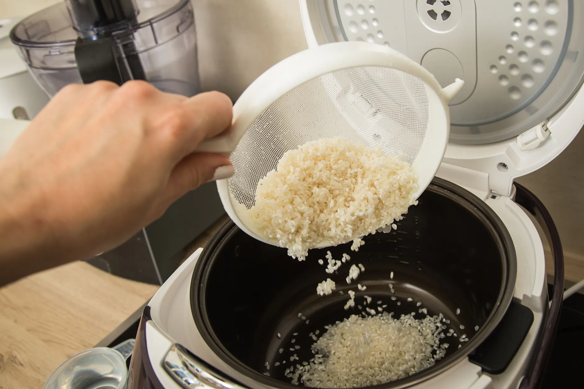 <a href="https://www.berliner-kurier.de/rezepte/rezept-thunfischsalat-im-broetchen-li.10032616">Reis waschen und das Kochwasser abgießen</a> – laut Stiftung Warentest kann das den Schadstoffgehalt um bis zu 73 Prozent senken.