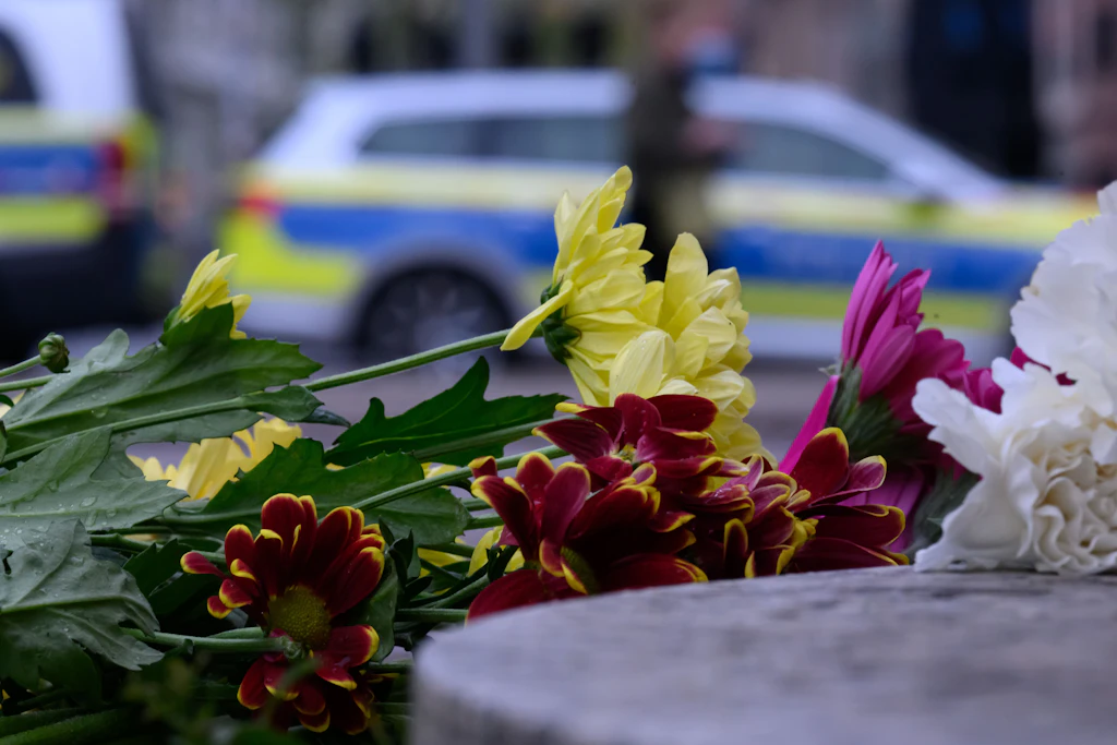Blumen am Tatort in Leipzig – die Stadt trauert um die zwei Todesopfer der Amokfahrt vom 4. Mai 2026.